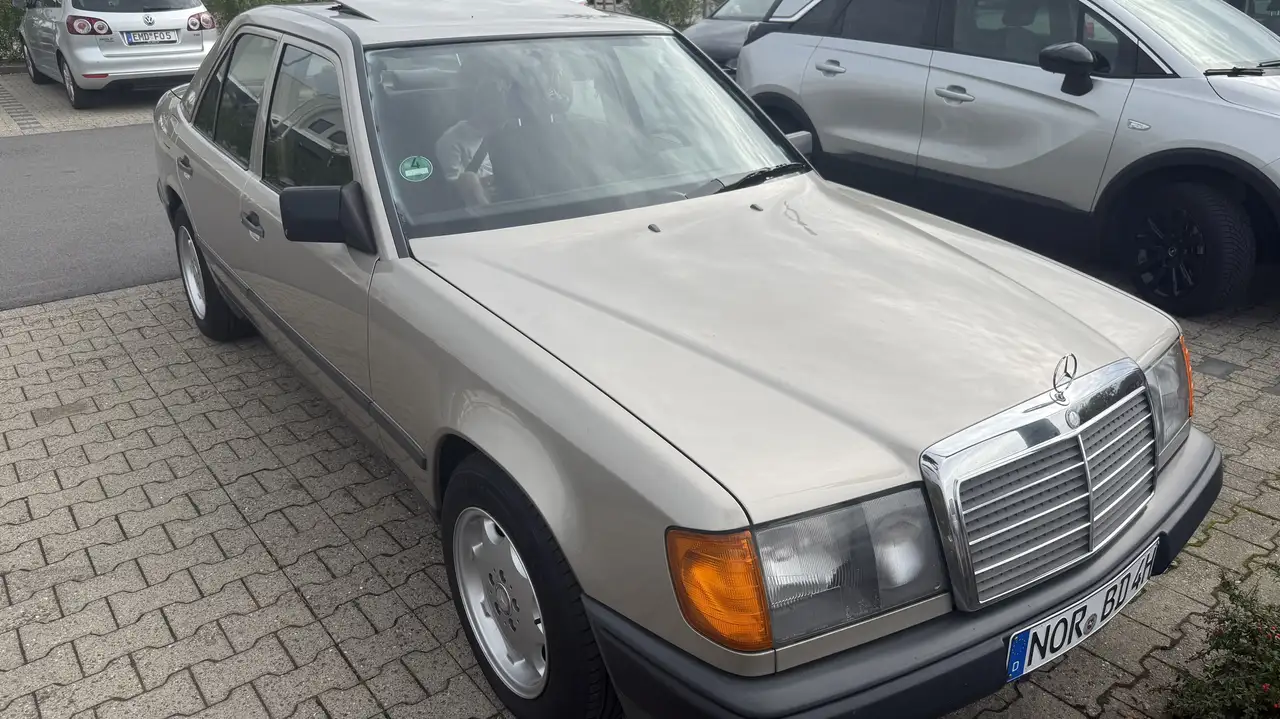 Mercedes-Benz E 230, foto 2
