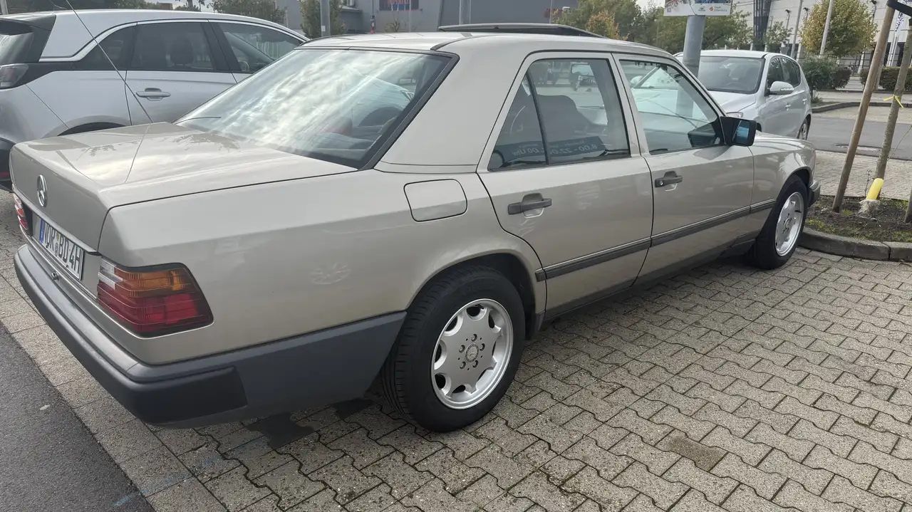 Mercedes-Benz E 230, foto 4