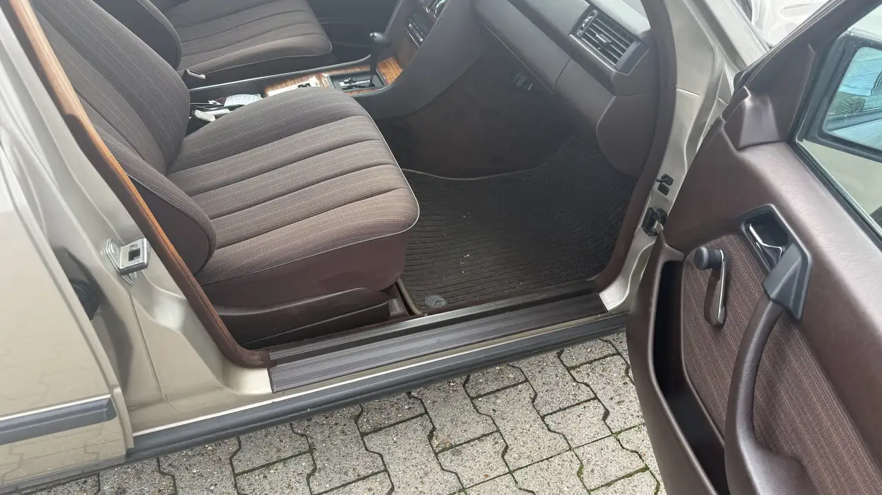 Mercedes-Benz E 230, foto 6