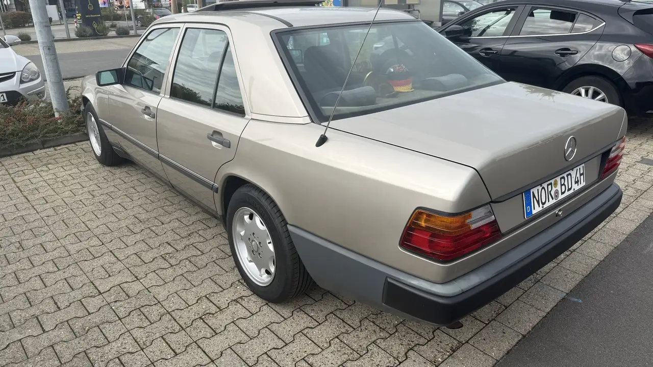 Mercedes-Benz E 230, foto 3