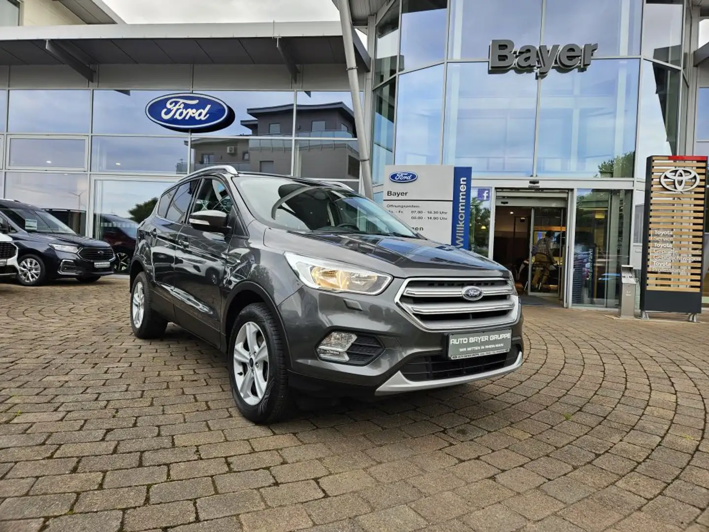 Ford Kuga 1.5 EcoBoost 2x4 Black & Silver Grijs - 1