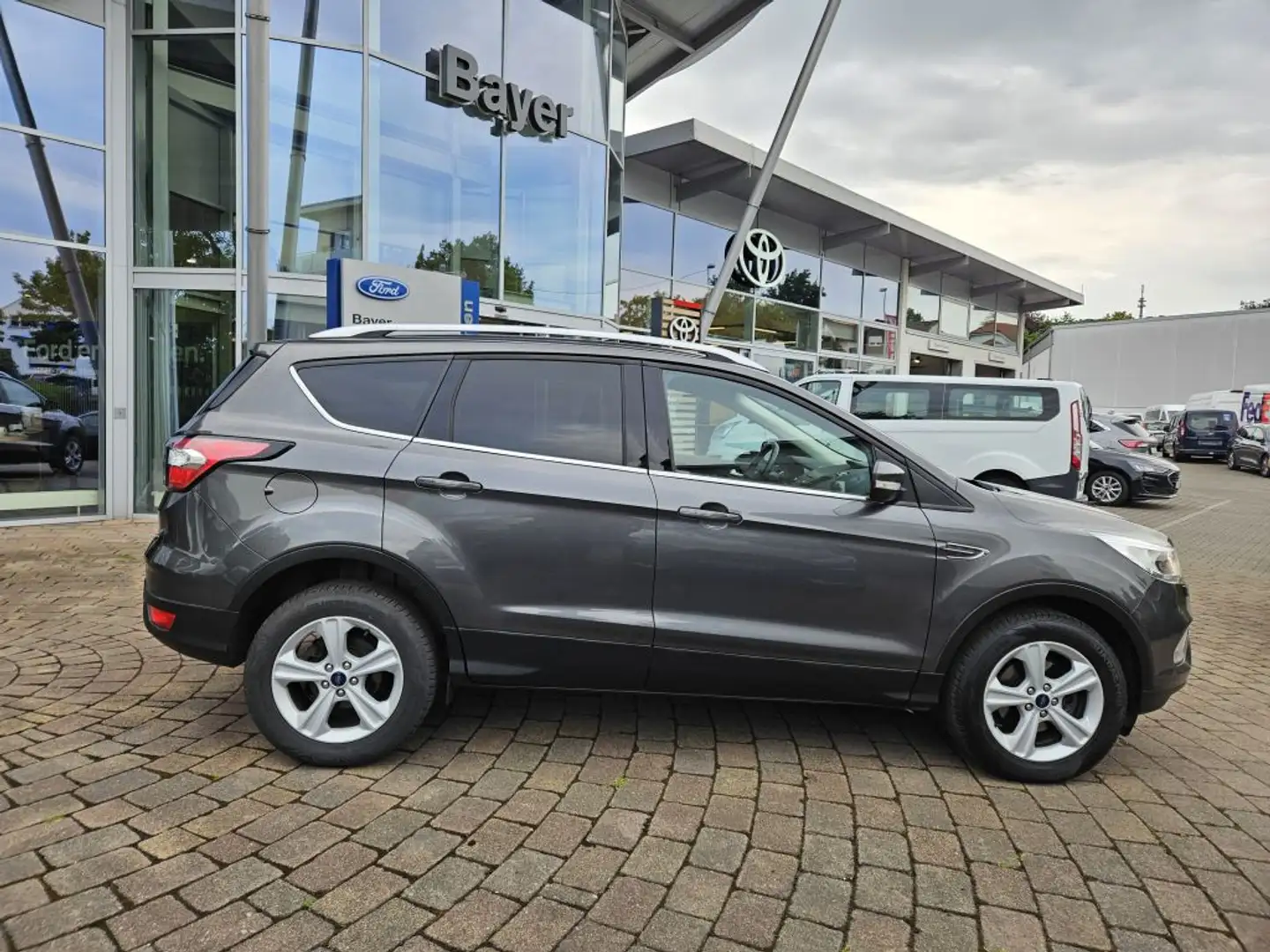 Ford Kuga 1.5 EcoBoost 2x4 Black & Silver Grijs - 2