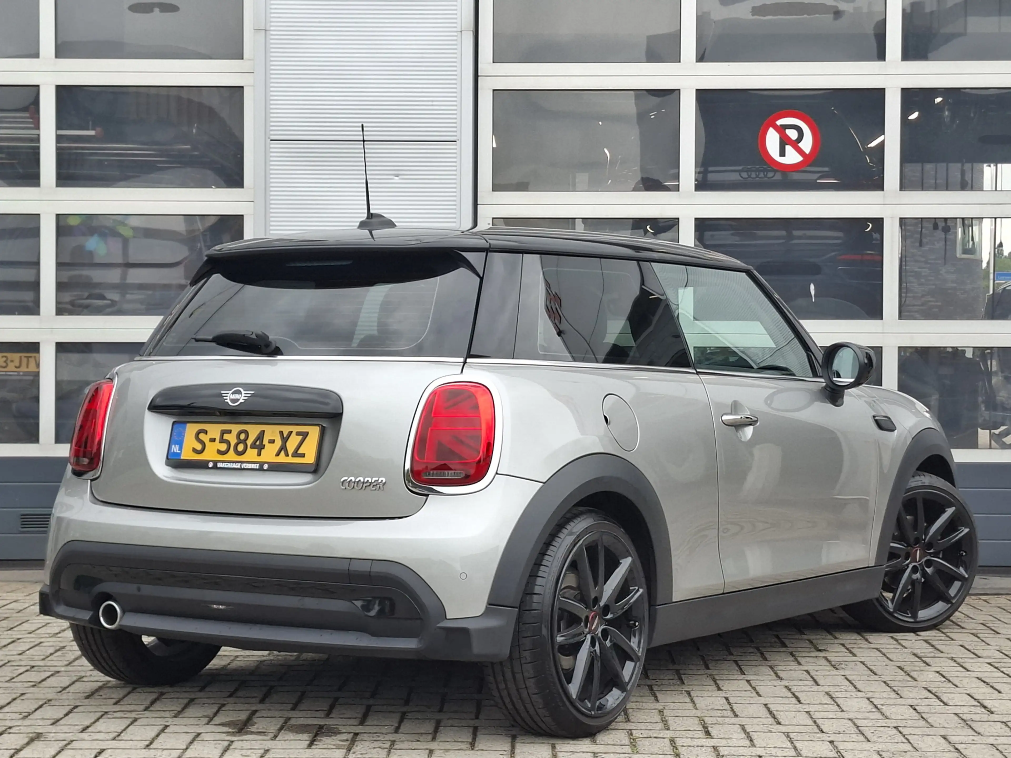 MINI John Cooper Works 3-Deurs 1.5 Cooper | Navigatie | LMV 18" | Voorsto — photo 2