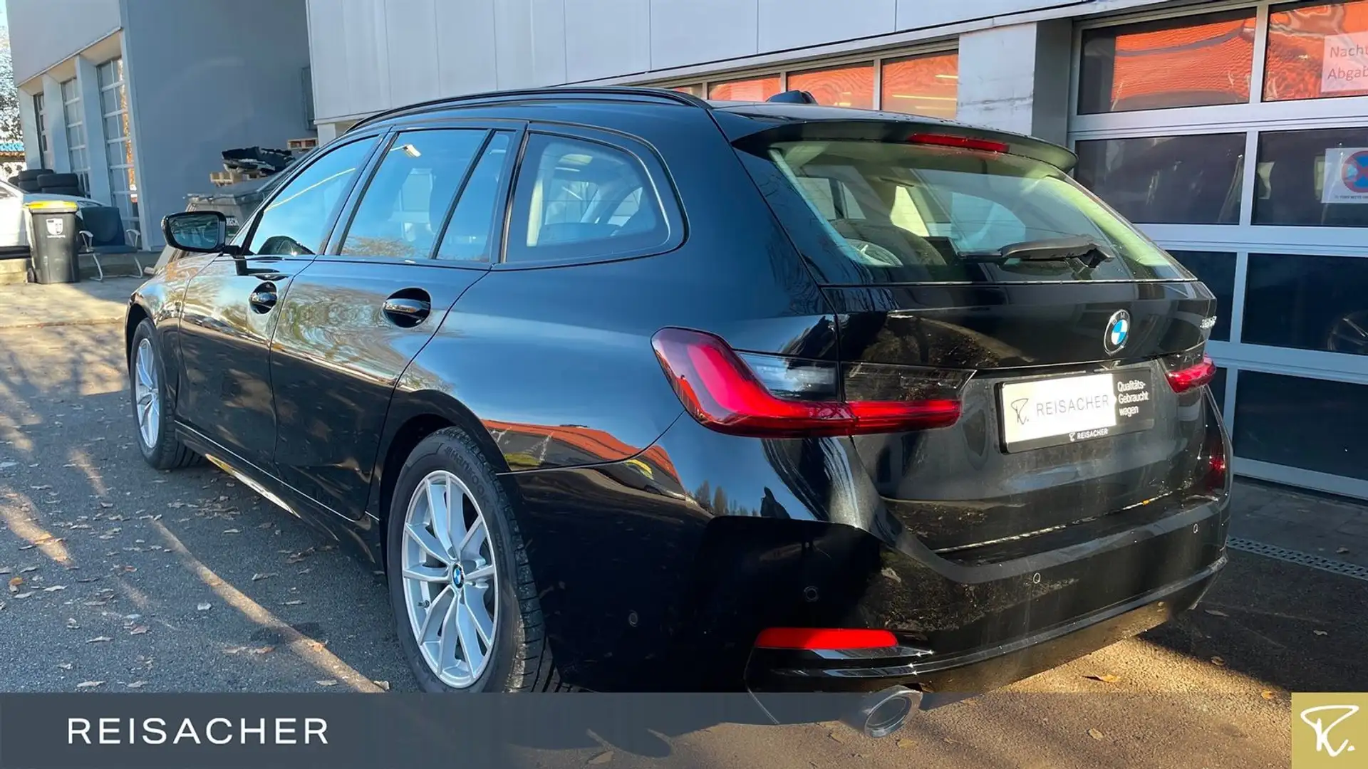 BMW 320 d A Tou Pano,AHK,DAProf,HUD,LCProf,elSitze Noir - 2