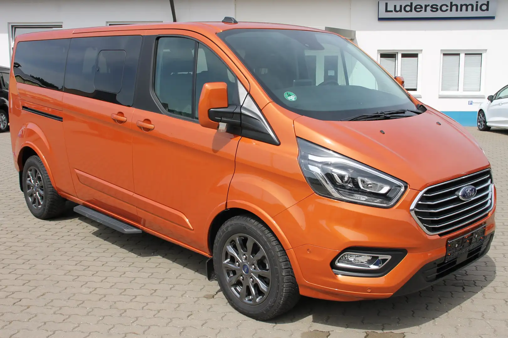 Ford Tourneo Custom 320 L2H1 VA Titanium X Orange - 1