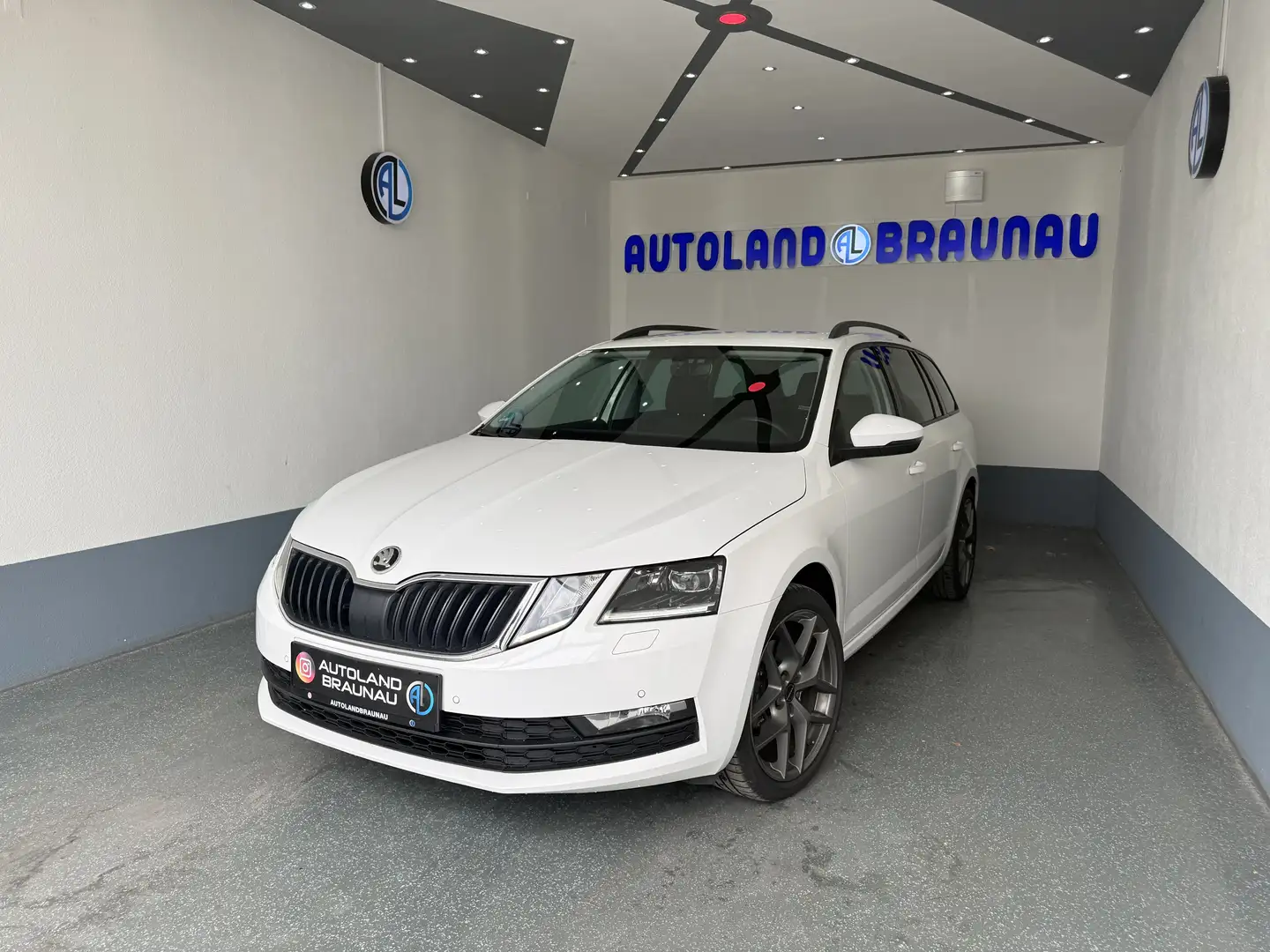 Skoda Octavia Octavia Combi 2.0 TDI DSG Clever Weiß - 1