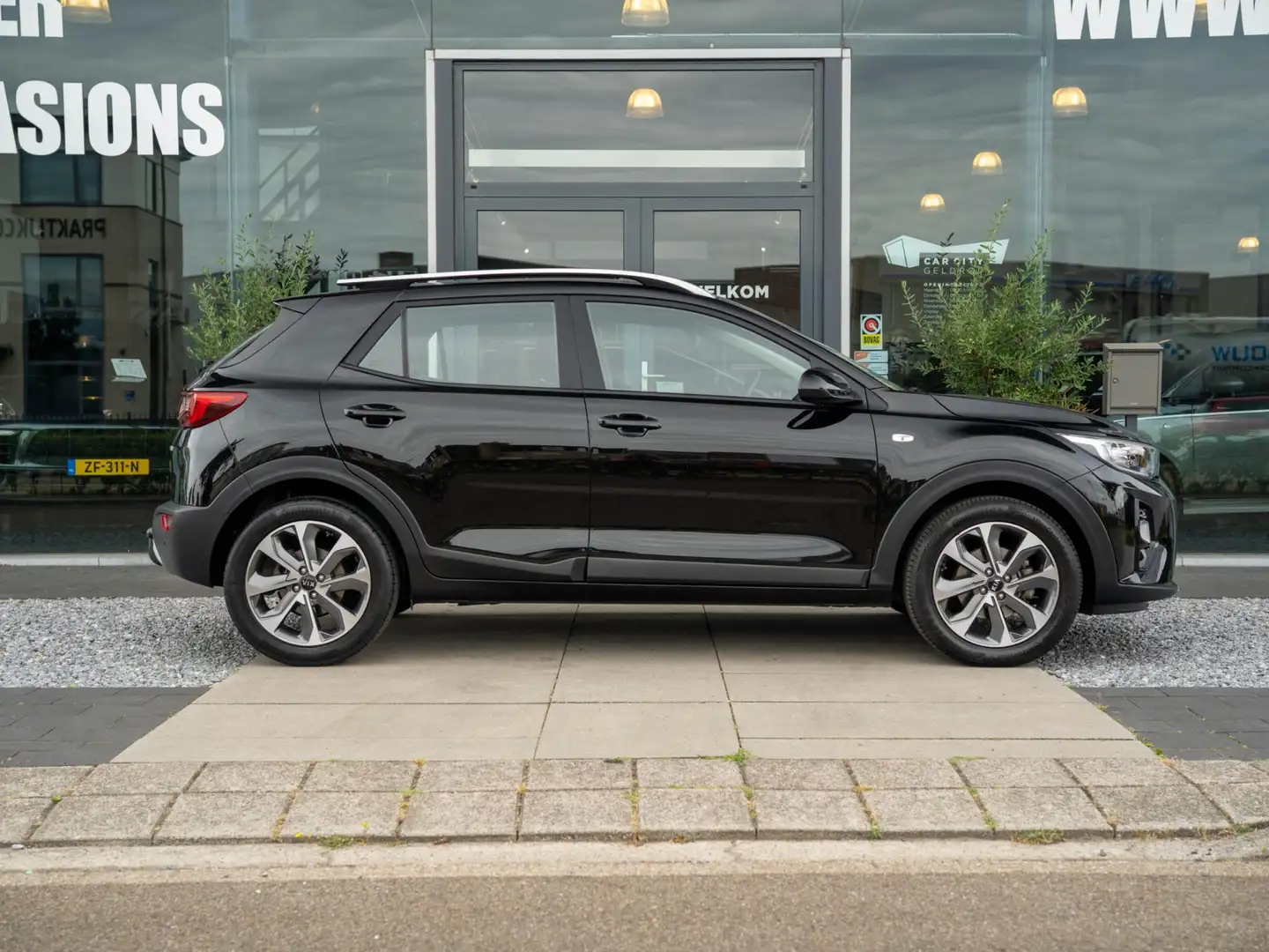 Kia Stonic 1.0 T-GDi DynamicLine / Trekhaak / Carplay / DAB / Zwart - 2