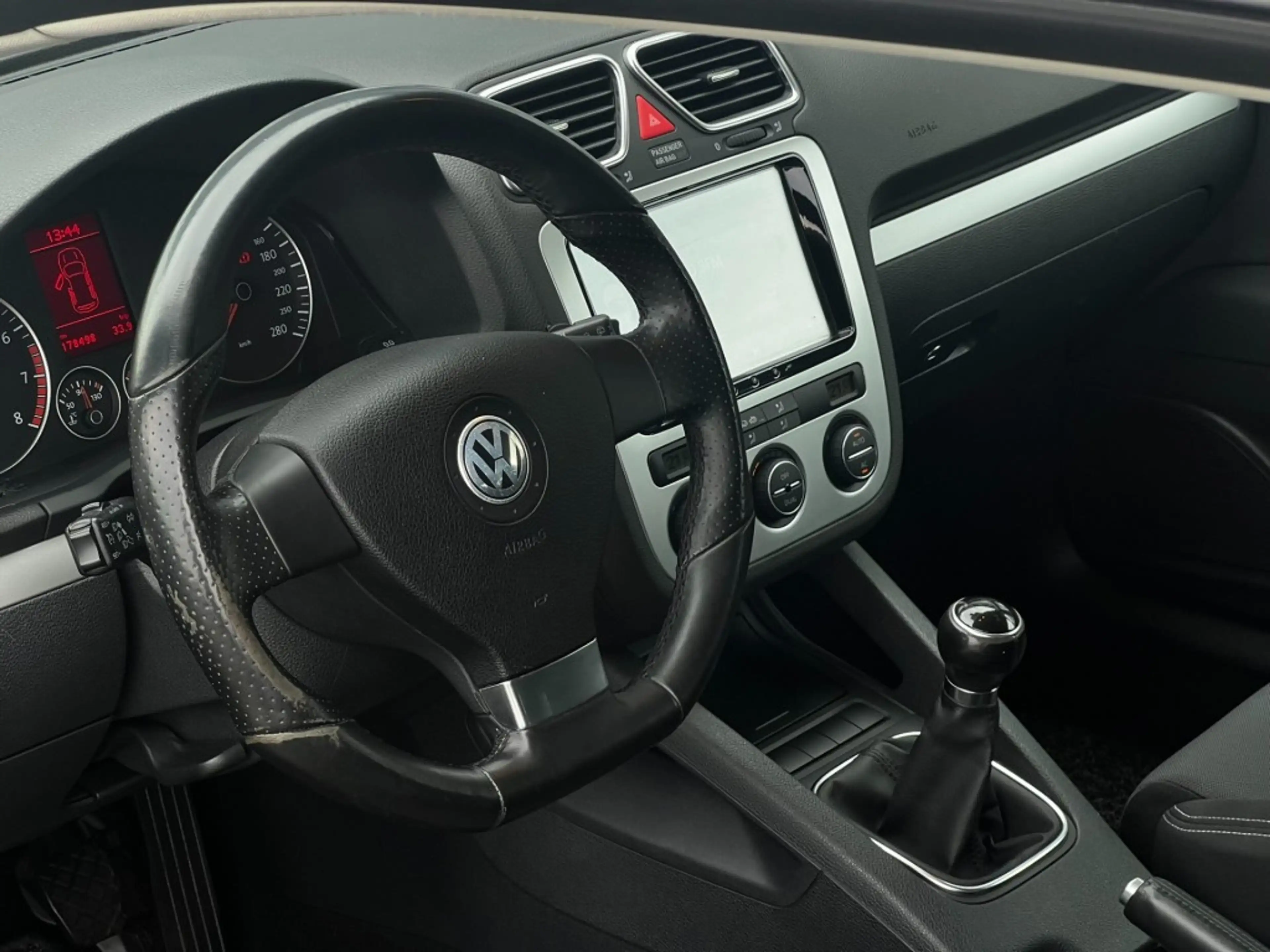Volkswagen Scirocco 1.4 TSI — photo 15