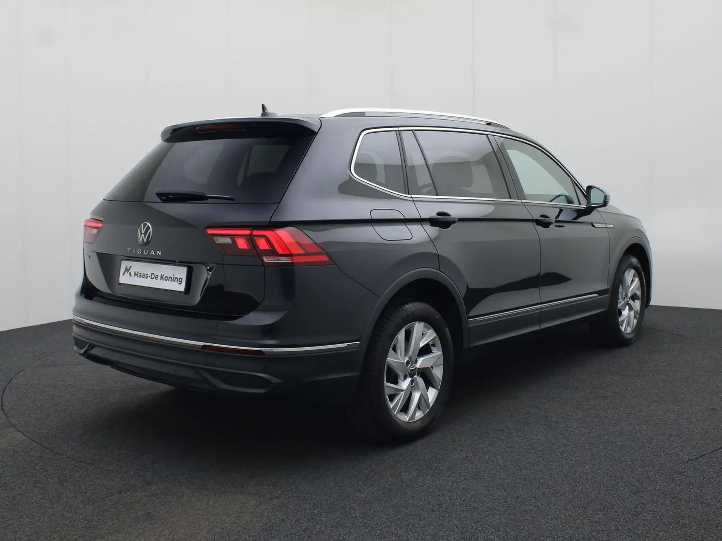 Volkswagen Tiguan Allspace 1.5TSI/150PK Life 7p. DSG · Navigatie · Trekhaak · Zwart - 2