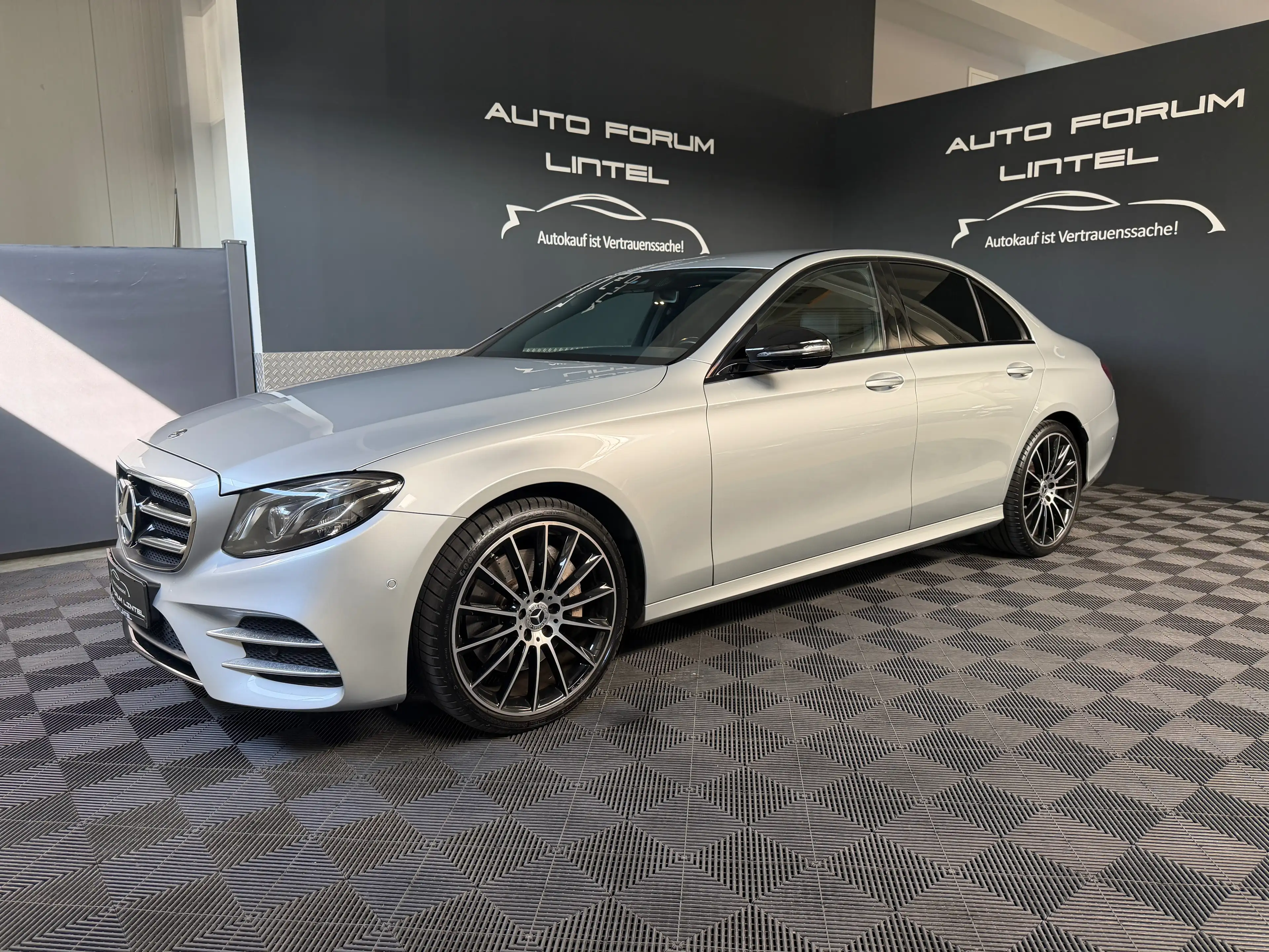Mercedes-Benz E 450 4Matic AMG LINE-LED-AHK-MEMORY-19%MWST.-WIDESCREEN — photo 2