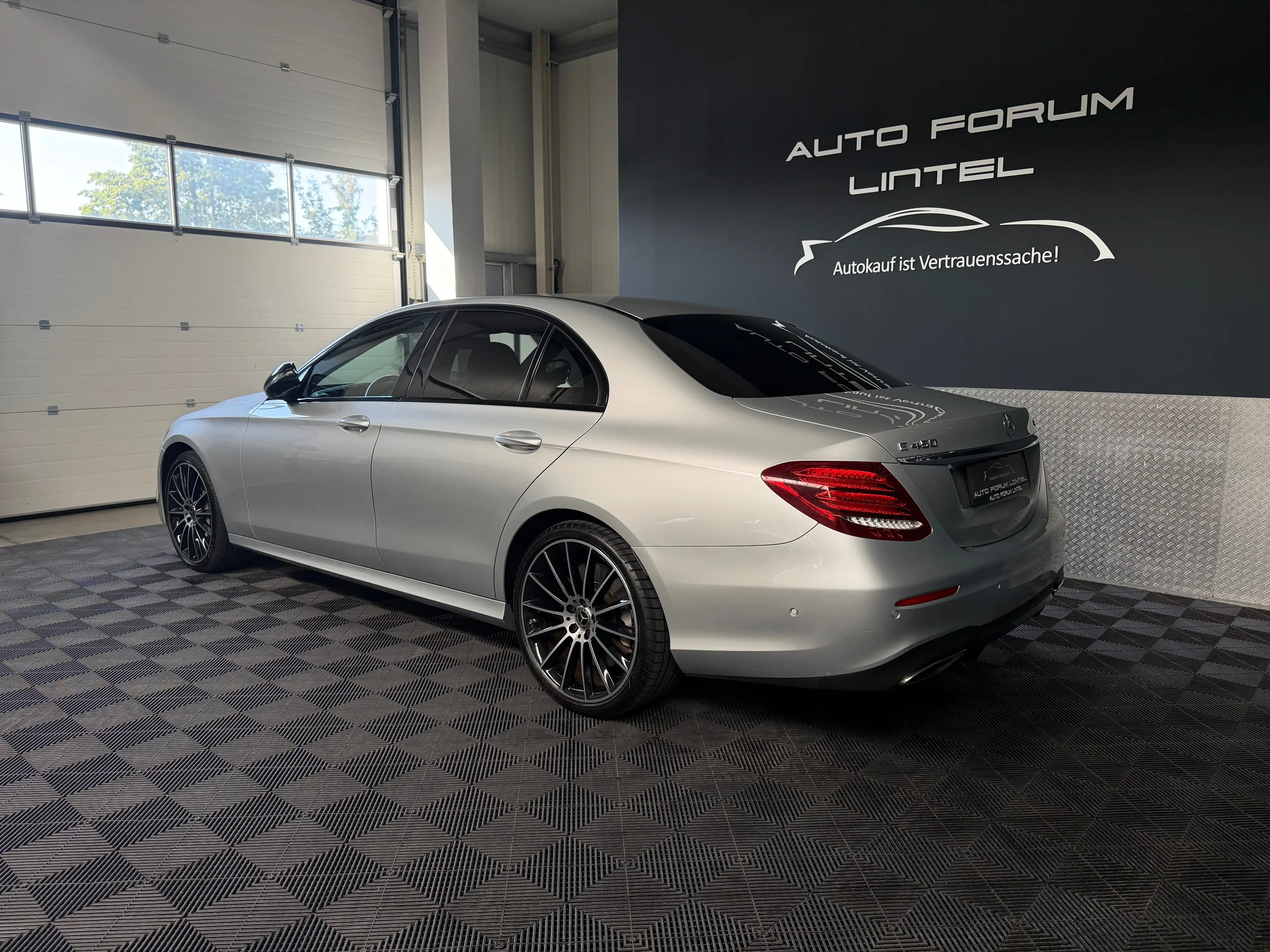 Mercedes-Benz E 450 4Matic AMG LINE-LED-AHK-MEMORY-19%MWST.-WIDESCREEN — photo 5