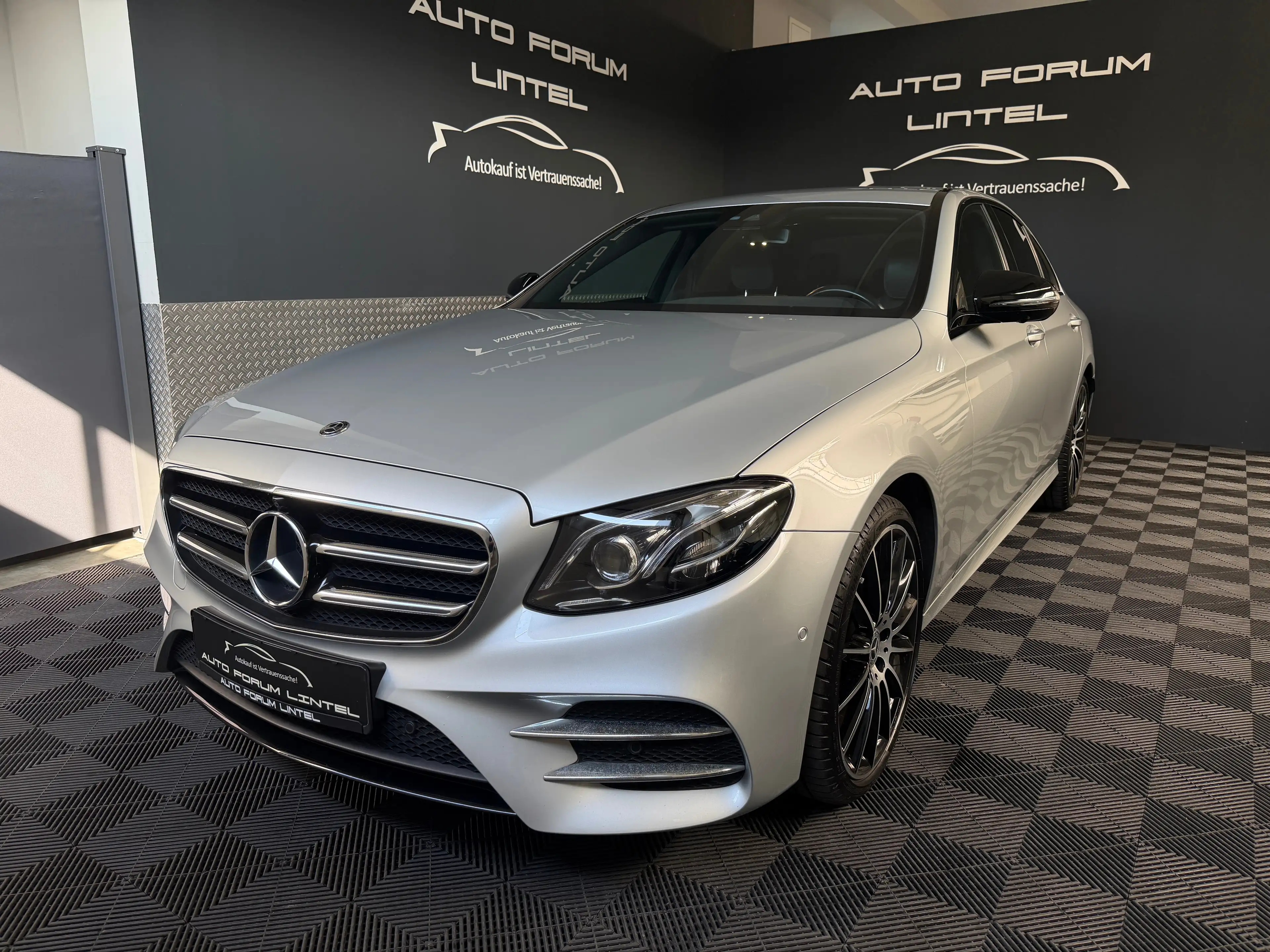 Mercedes-Benz E 450 4Matic AMG LINE-LED-AHK-MEMORY-19%MWST.-WIDESCREEN