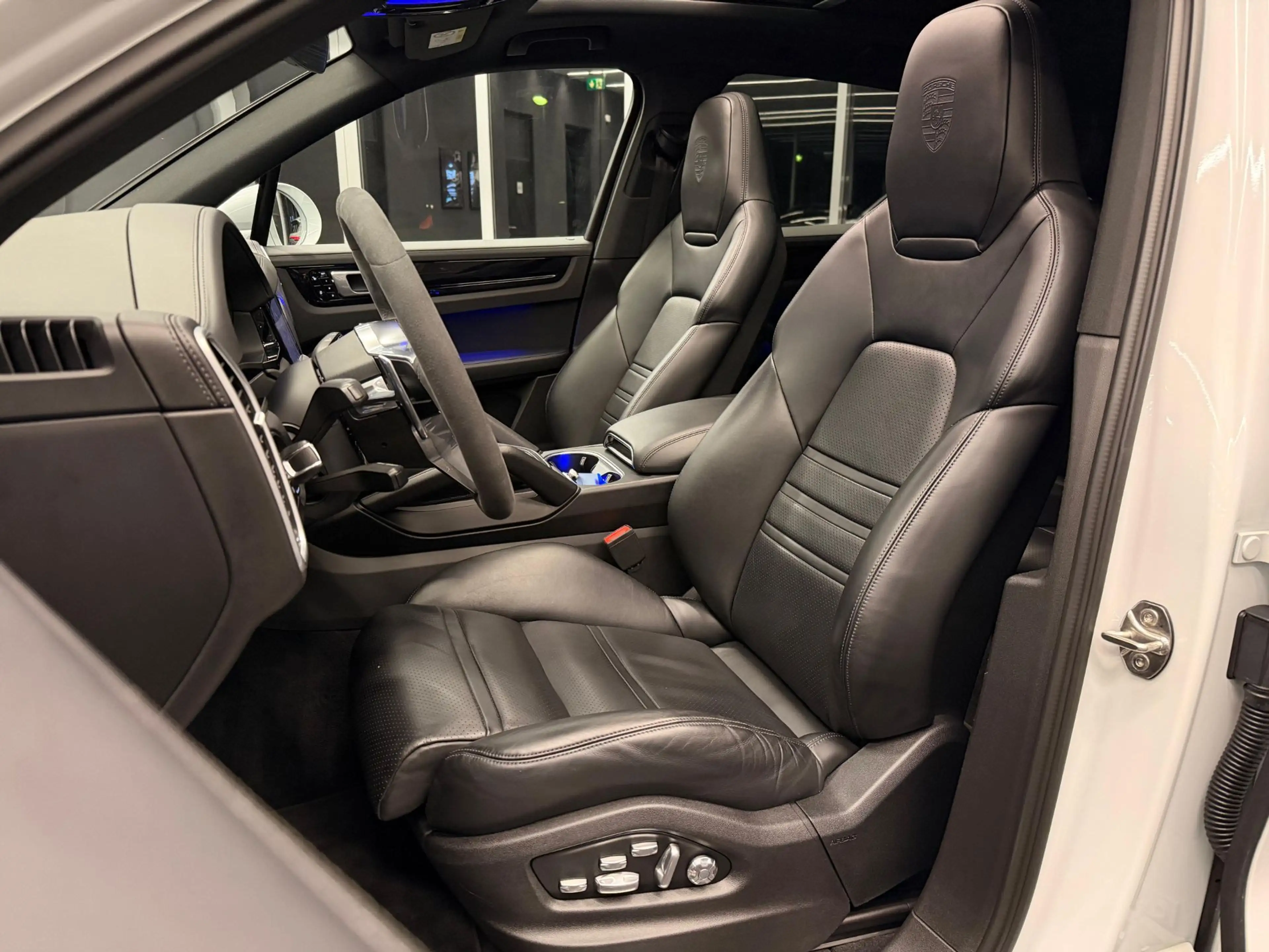 Porsche Cayenne E-Hybrid**Sport-Chrono**Matrix**PANO**BOSE**Soft- — photo 14
