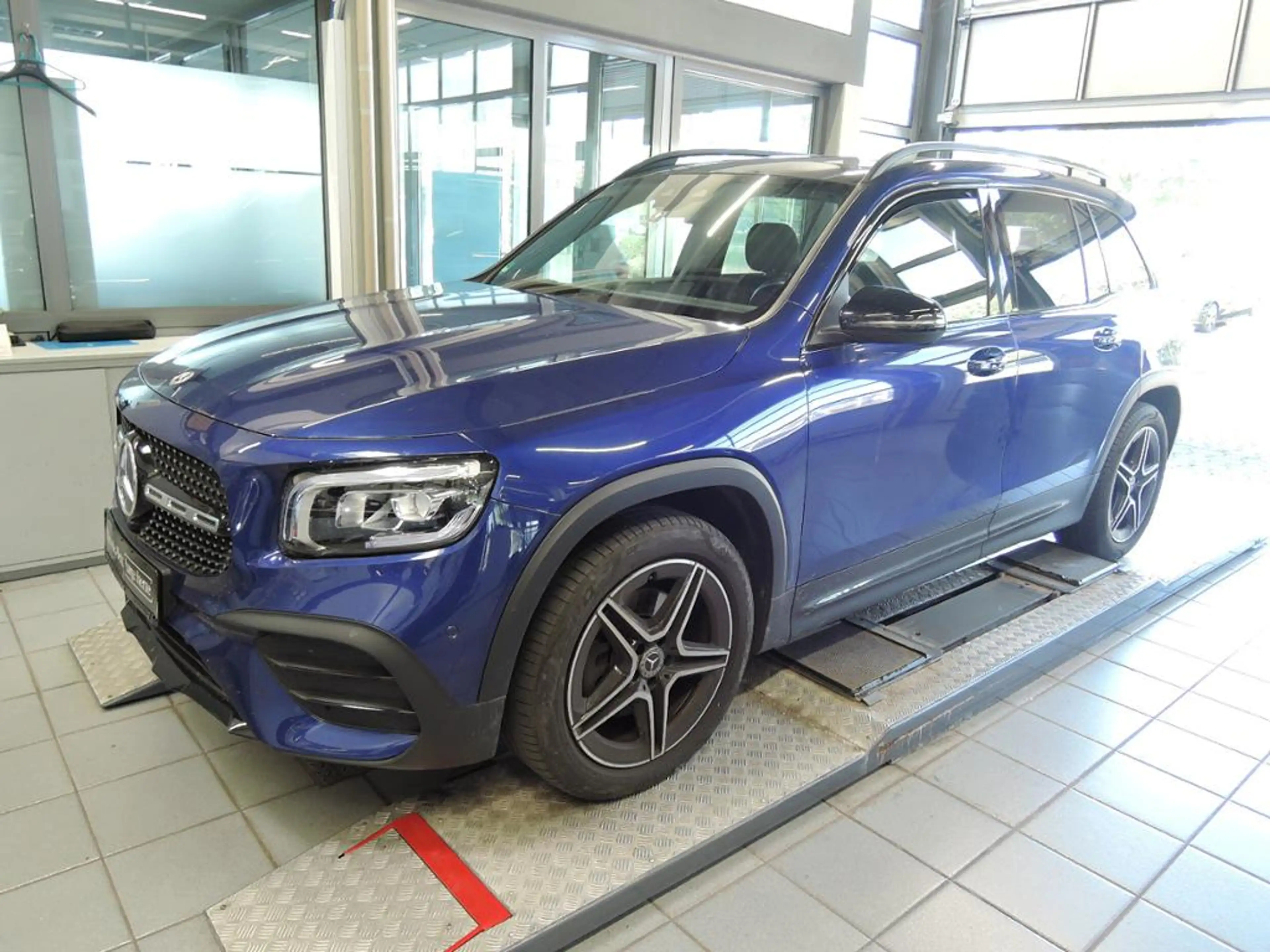 Mercedes-Benz GLB 250 4MATIC AMG+MBUX+Night+Ambiente+Carbon