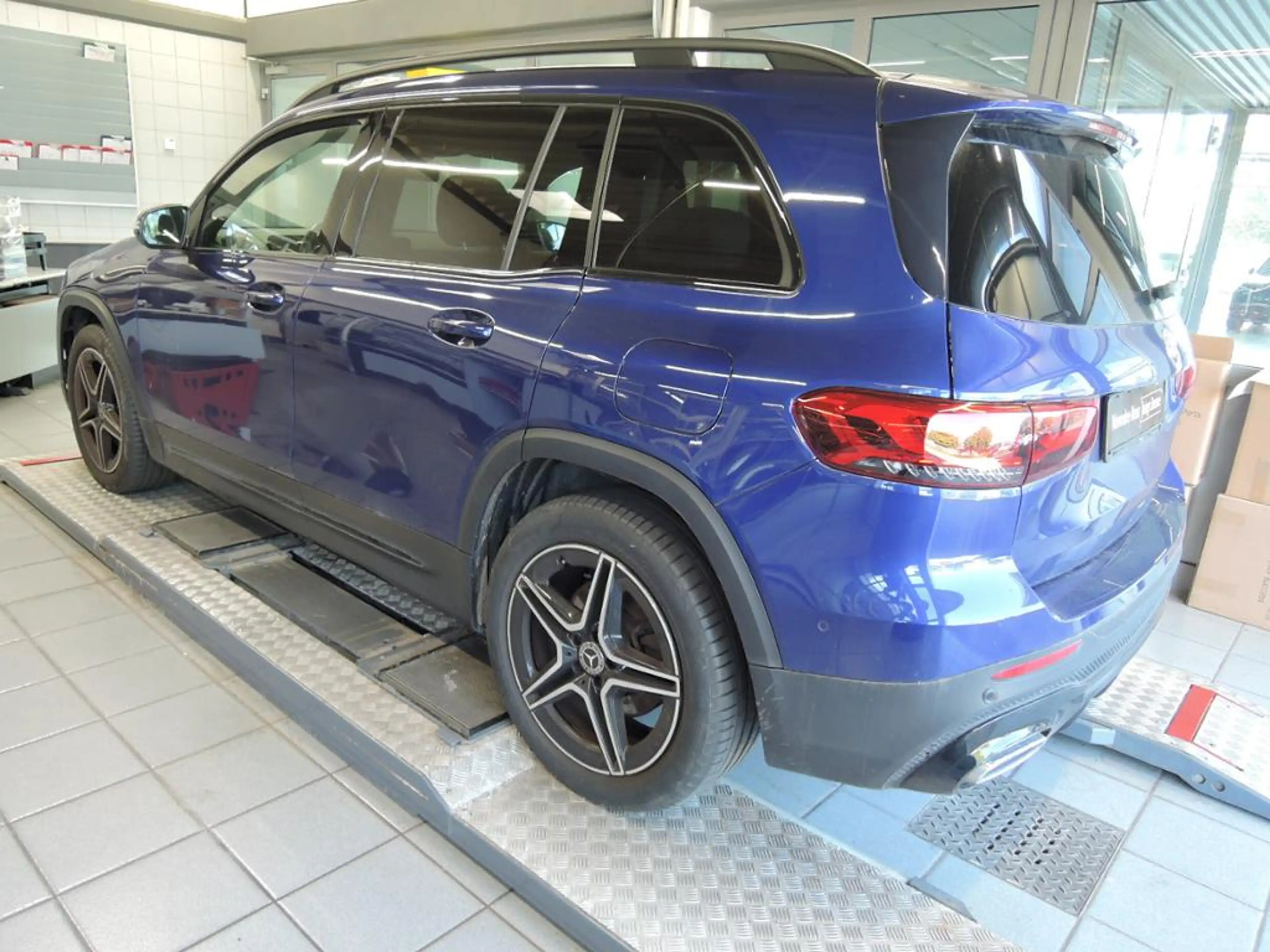 Mercedes-Benz GLB 250 4MATIC AMG+MBUX+Night+Ambiente+Carbon — photo 2