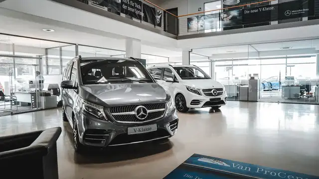 Mercedes-Benz Eqv view 23