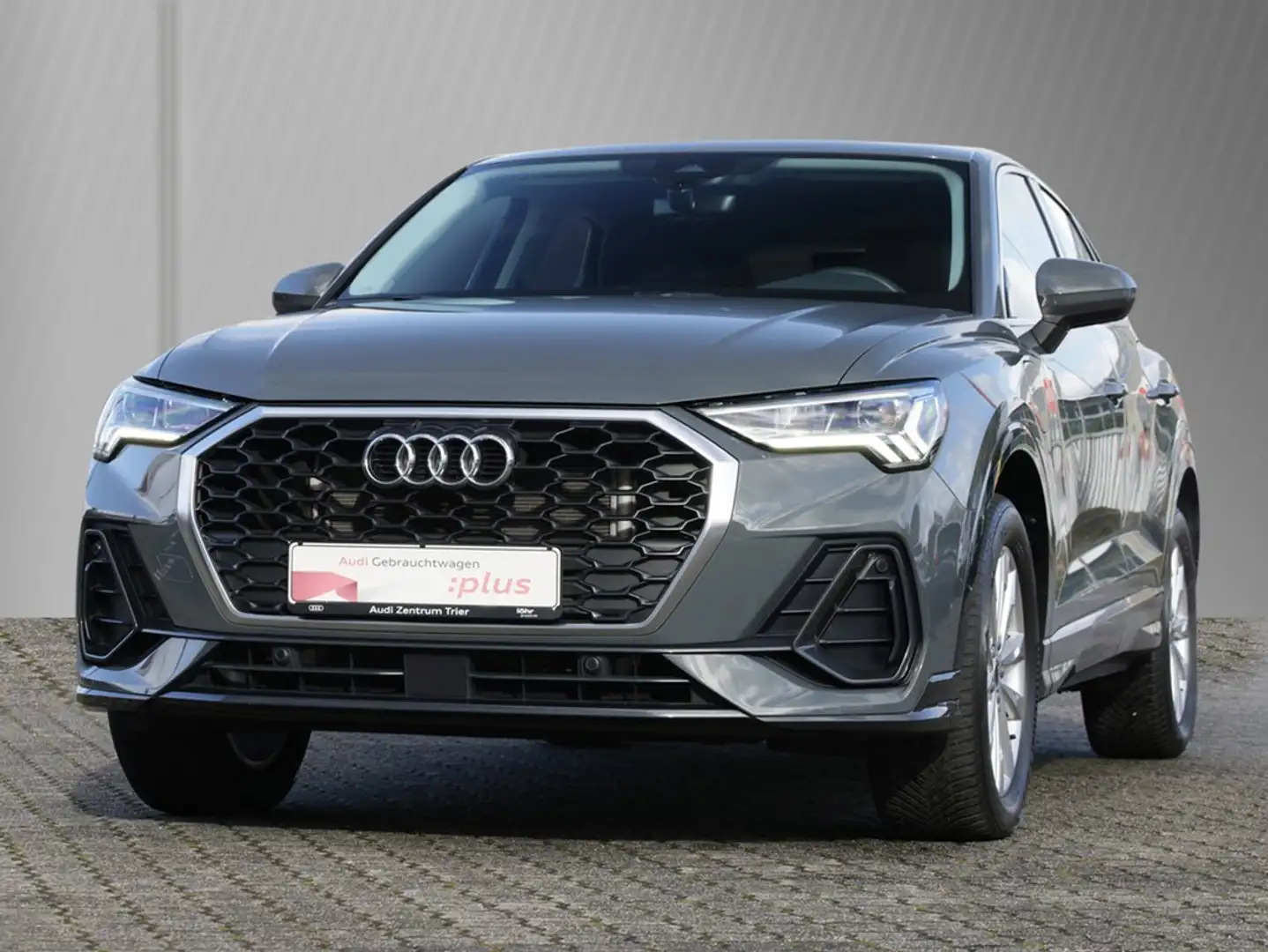 Audi Q3 Sportback 45 TFSI e Grau - 2