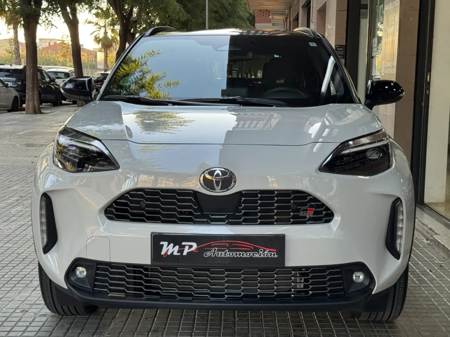 Toyota Yaris Cross 130H GR Sport Gris - 2