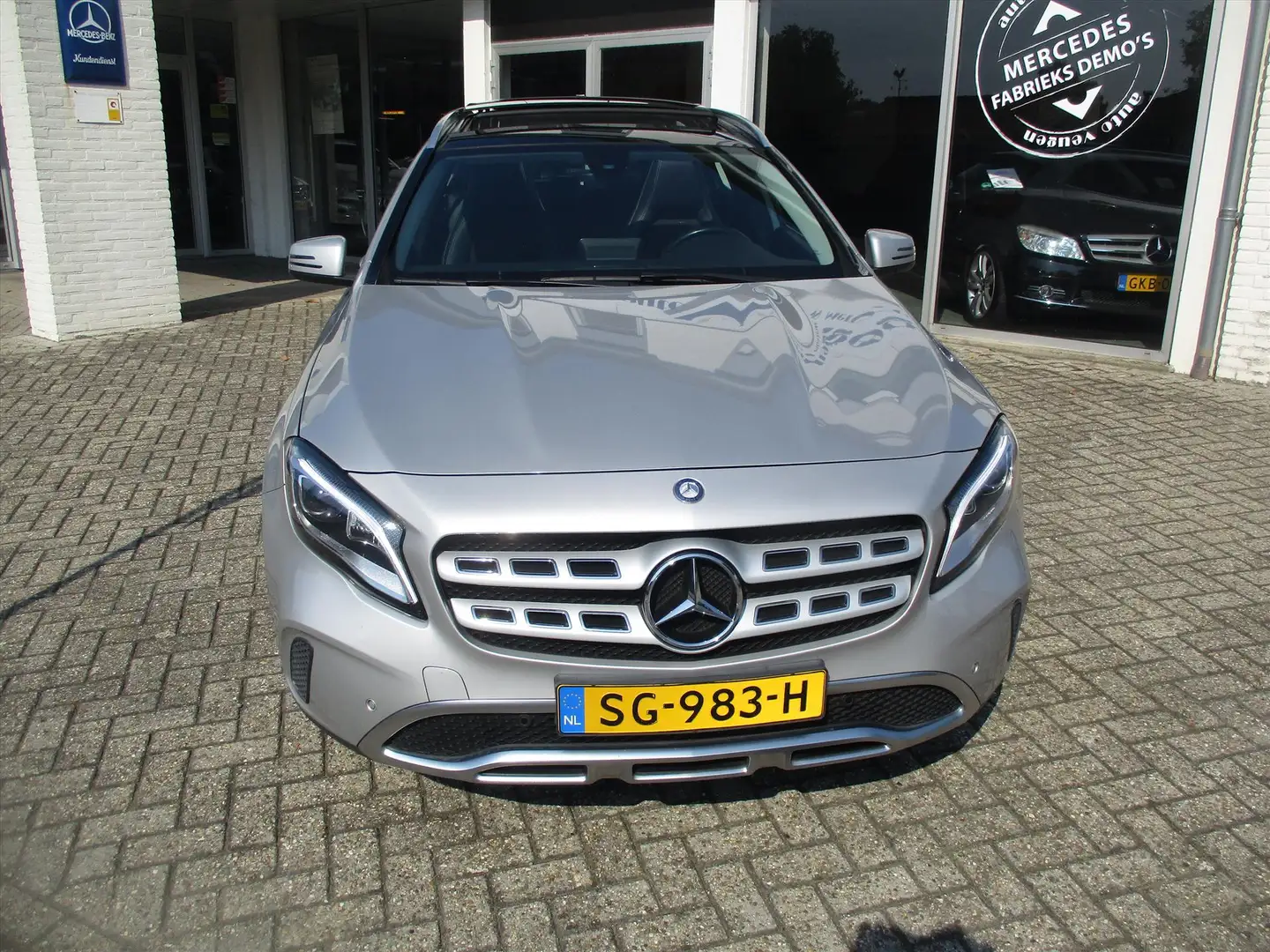 Mercedes-Benz GLA 180 122pk 7G-DCT URBAN / PANORAMADAK Grau - 2