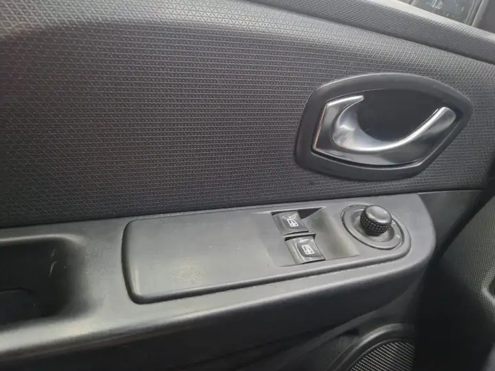 Renault Clio 1.5 DCI eco2 Energy Premium EDC 2015, foto 13