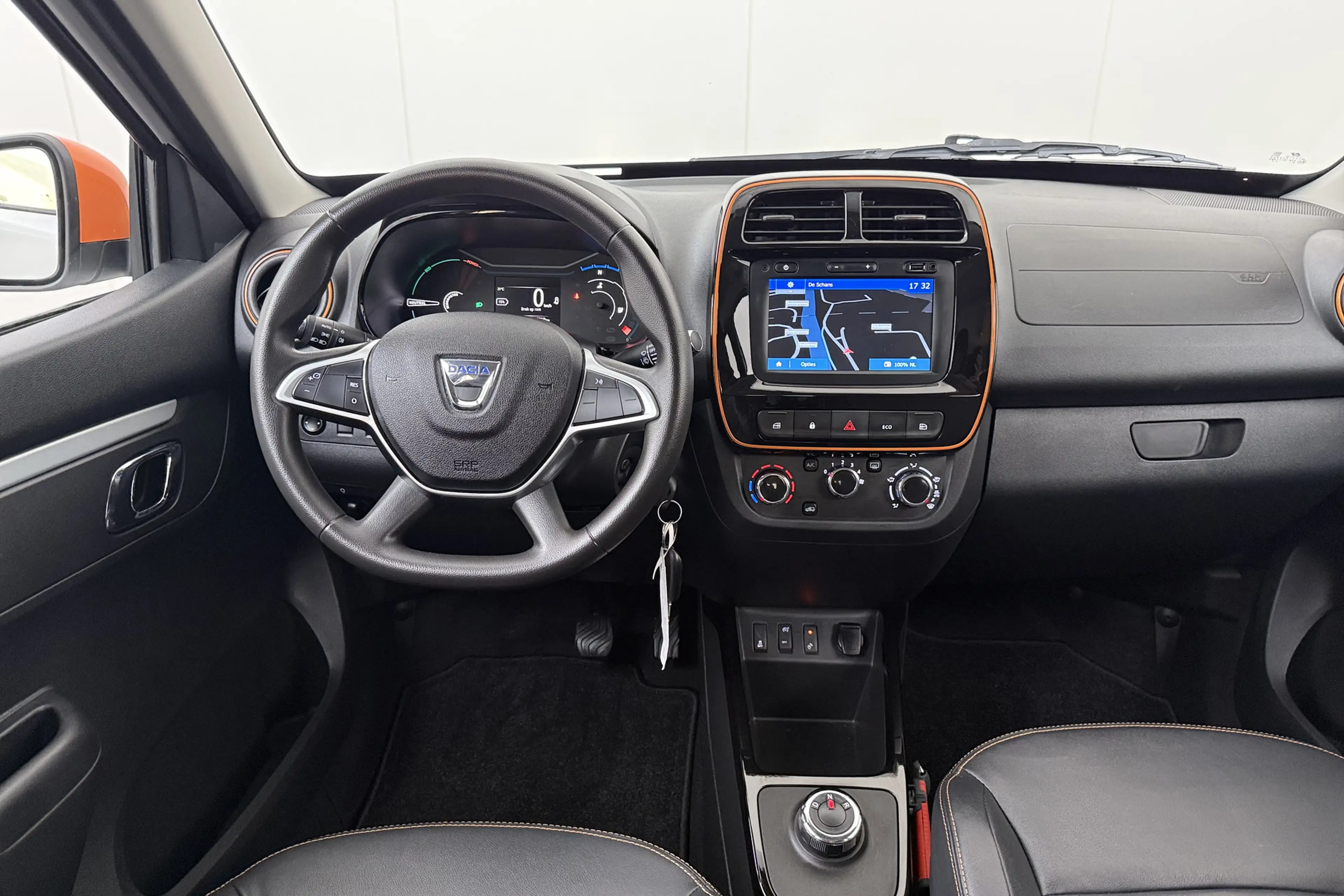 Dacia Spring Comfort Plus 27 kWh Leder Carplay Navi 14'LMV DAB — photo 8