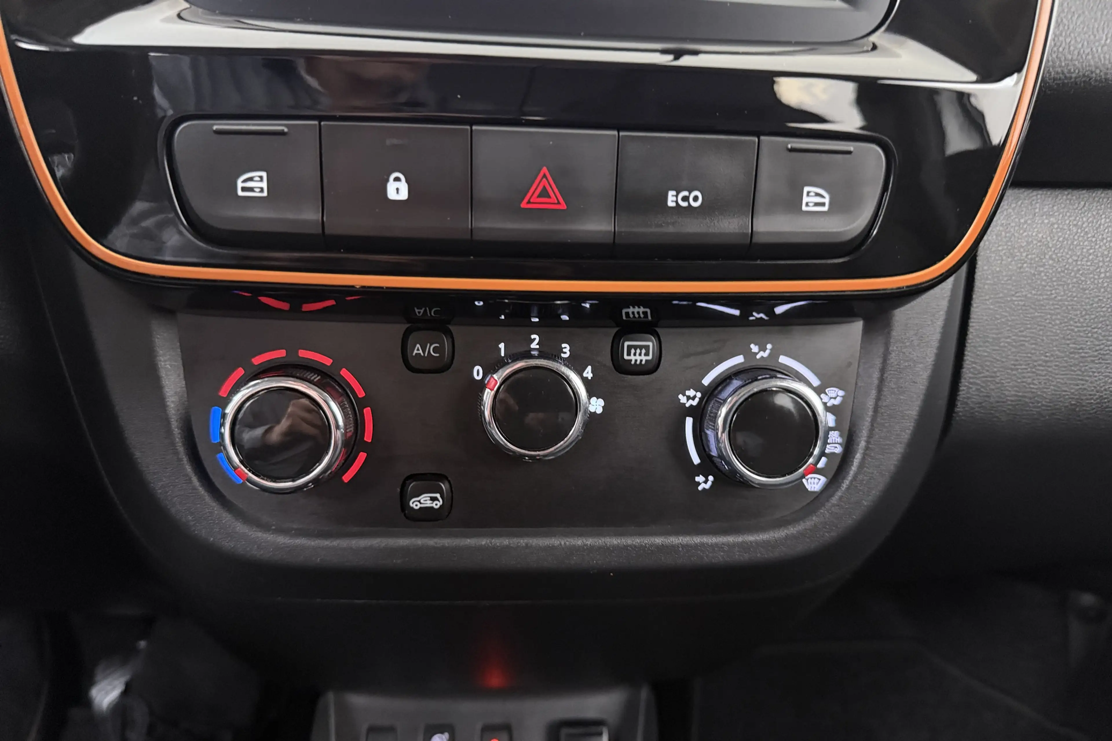 Dacia Spring Comfort Plus 27 kWh Leder Carplay Navi 14'LMV DAB — photo 21