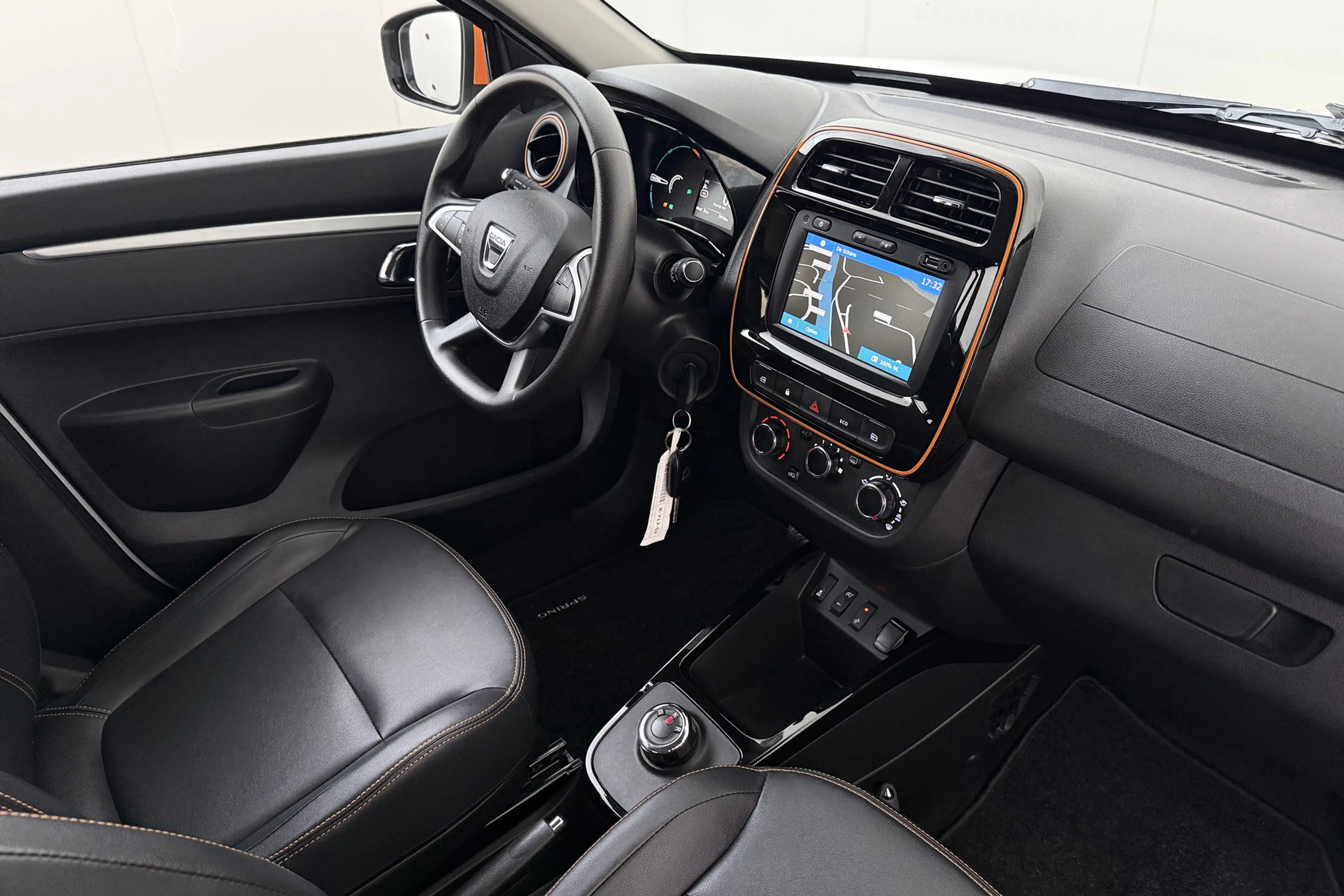 Dacia Spring Comfort Plus 27 kWh Leder Carplay Navi 14'LMV DAB — photo 14