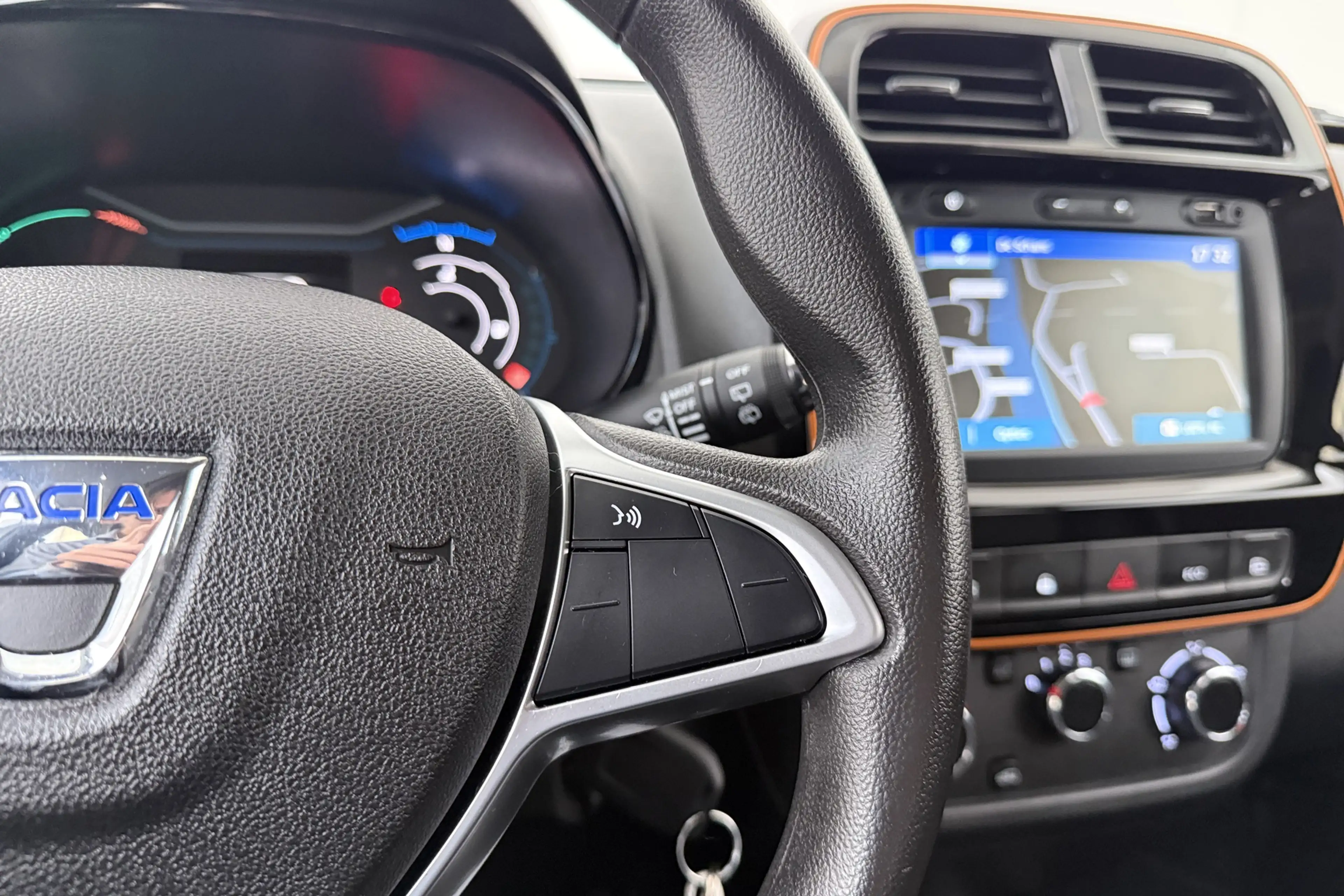 Dacia Spring Comfort Plus 27 kWh Leder Carplay Navi 14'LMV DAB — photo 16