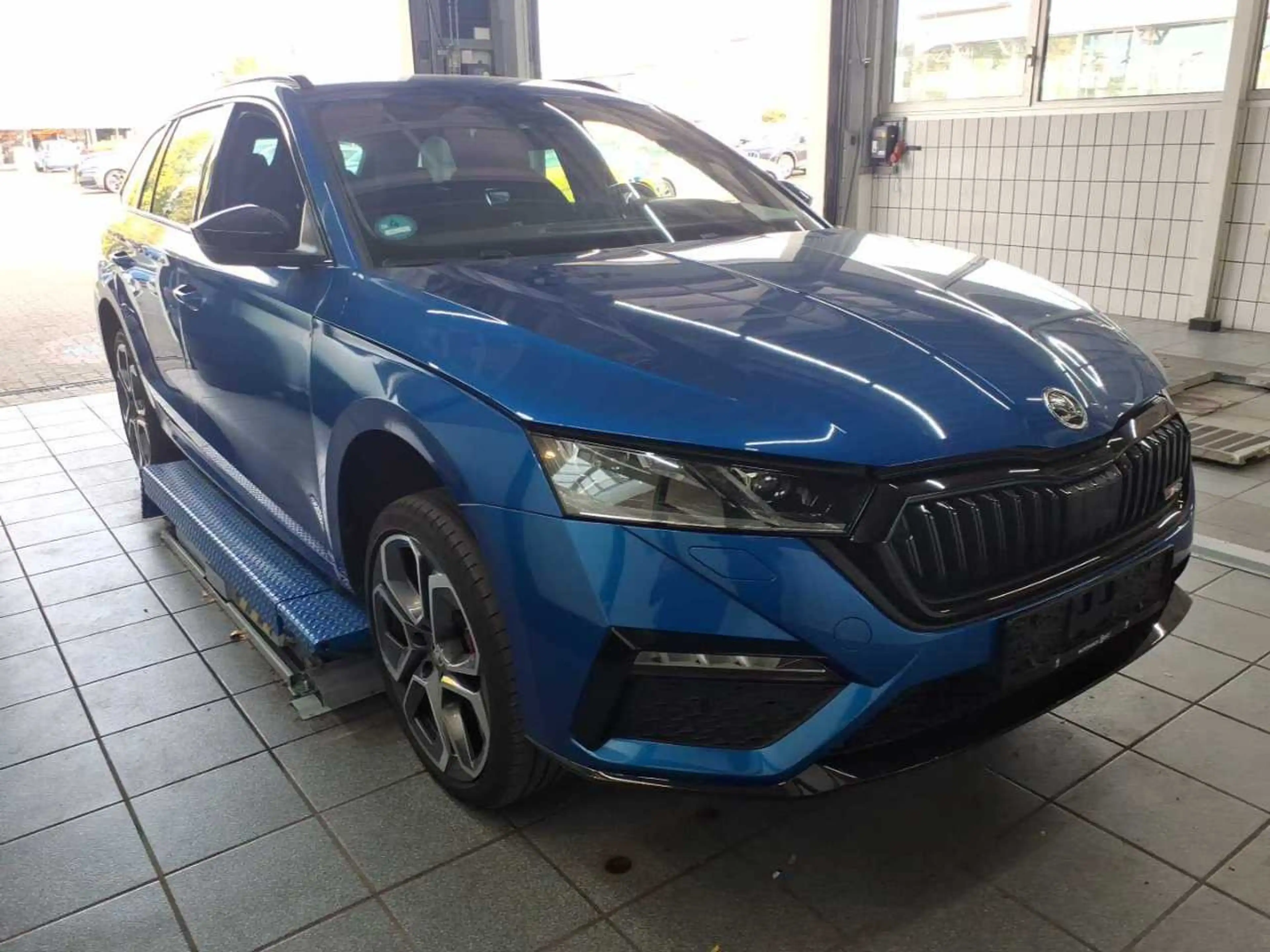 Skoda Octavia Combi 2.0 TDI DSG 4x4 RS*AHK*NAVI*DCC — photo 2