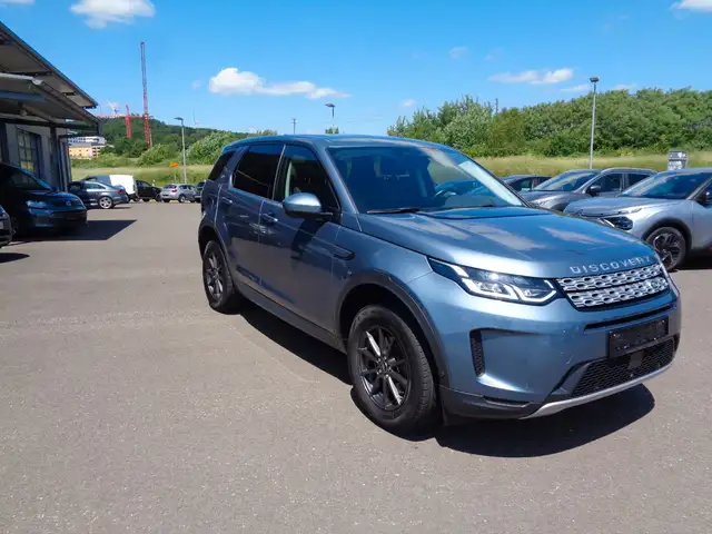 Land Rover Discovery view 3