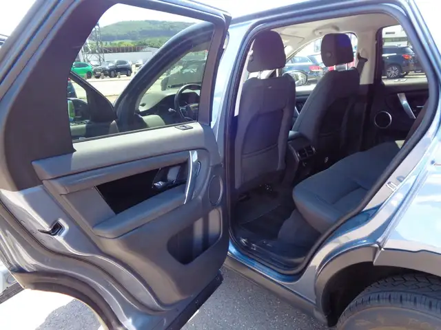 Land Rover Discovery view 10