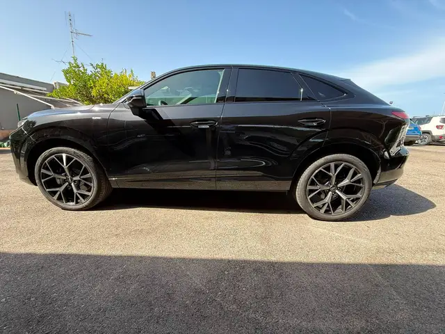 Audi Q3 view 8