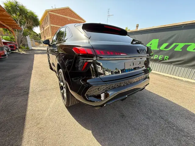 Audi Q3 view 4