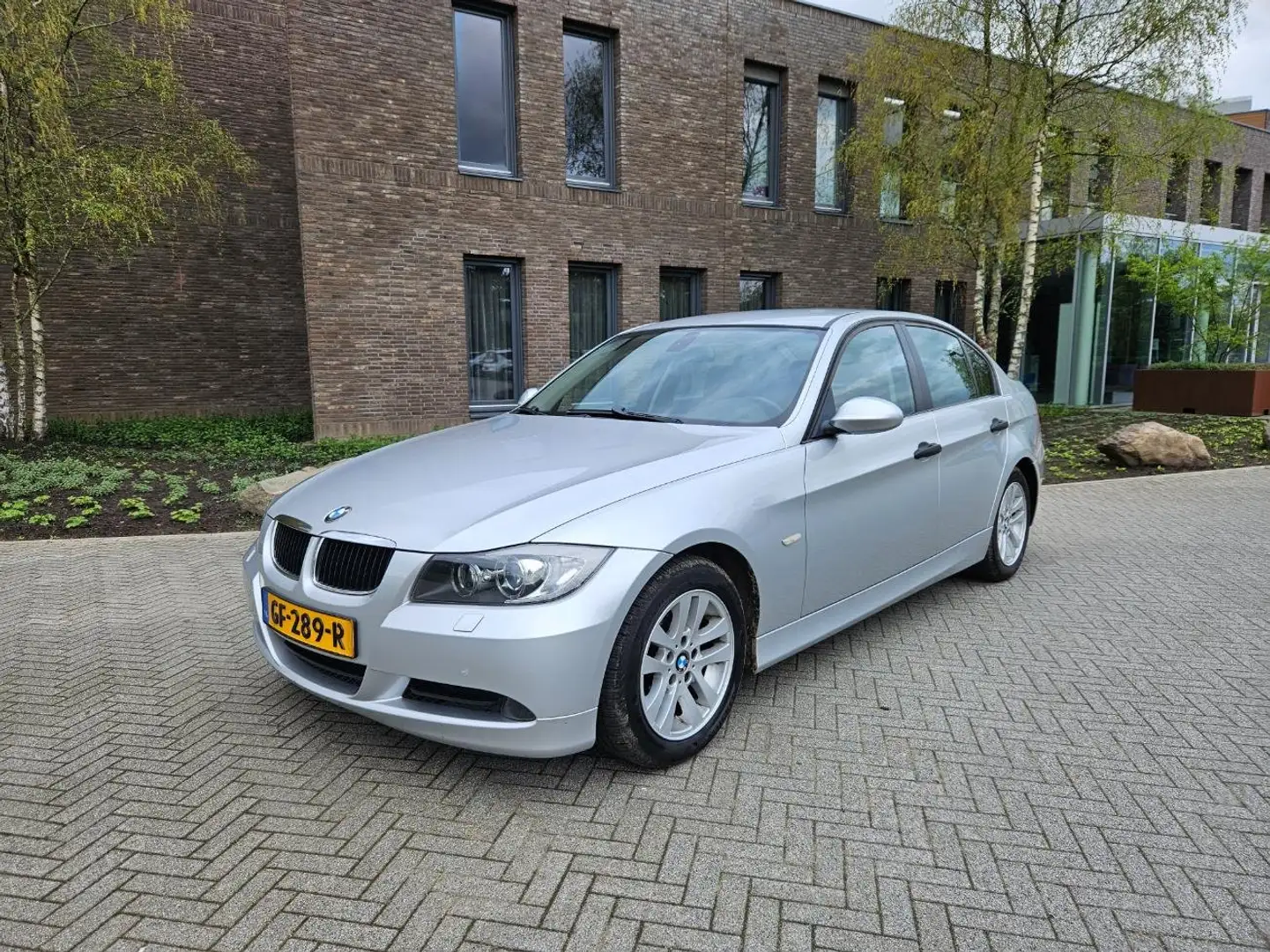 BMW 320 2.0 150 pk srebrna - 1