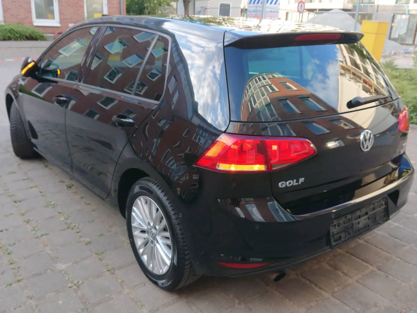 Volkswagen Golf VII Lim. Cup BMT Aut+2Hd+Navi+SHZ+PDC+Blu+N Nero - 2