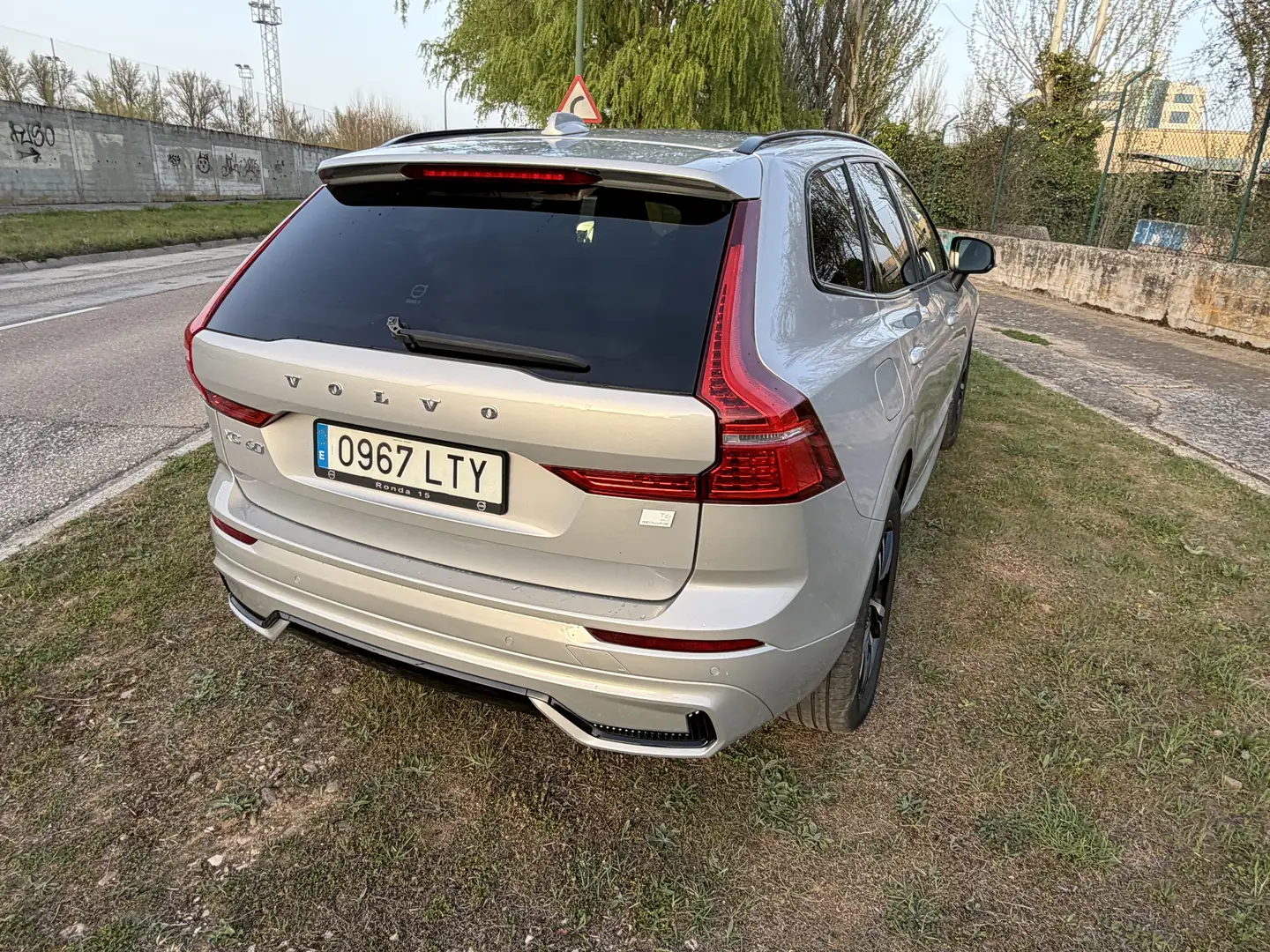 Volvo XC60 T6 Twin Recharge R-Design Gris - 2