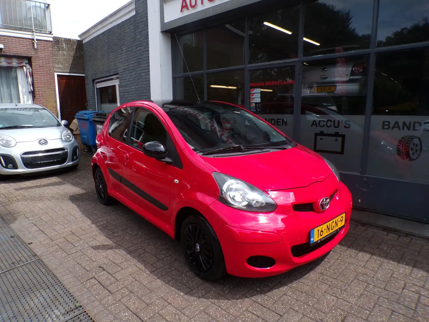 Toyota Aygo 1.0-12V 5-Drs Black Line AIRCO,DEALER AUTO! Rot - 2