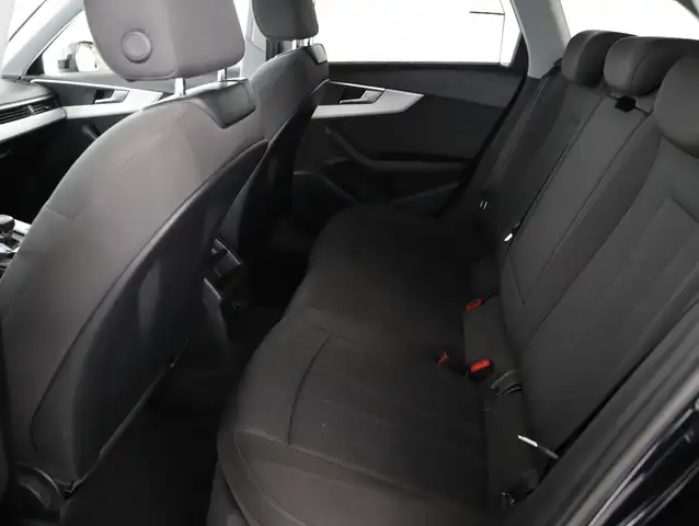 Audi A4 view 9