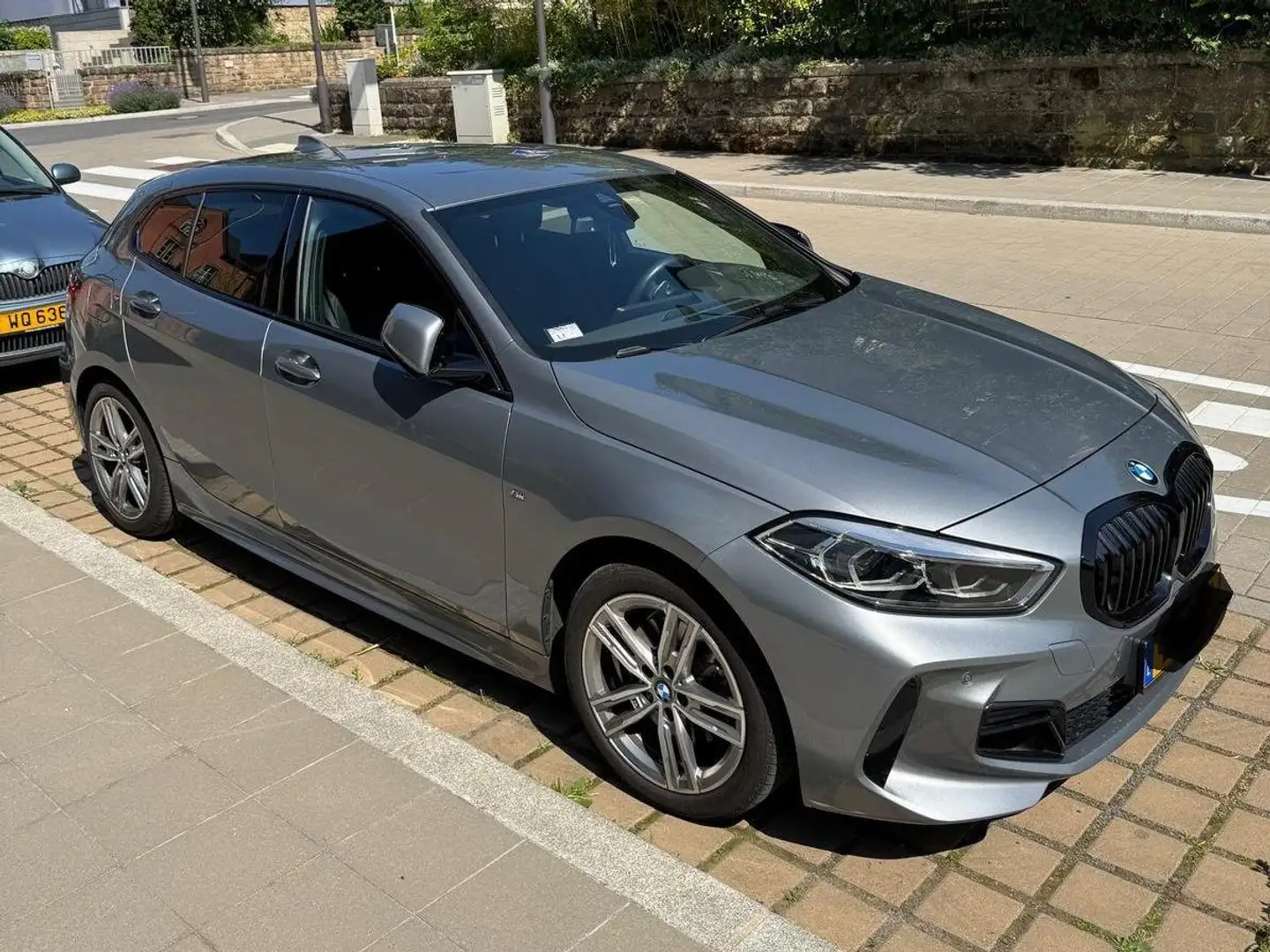 BMW 118 118d Aut. M Sport Gris - 2