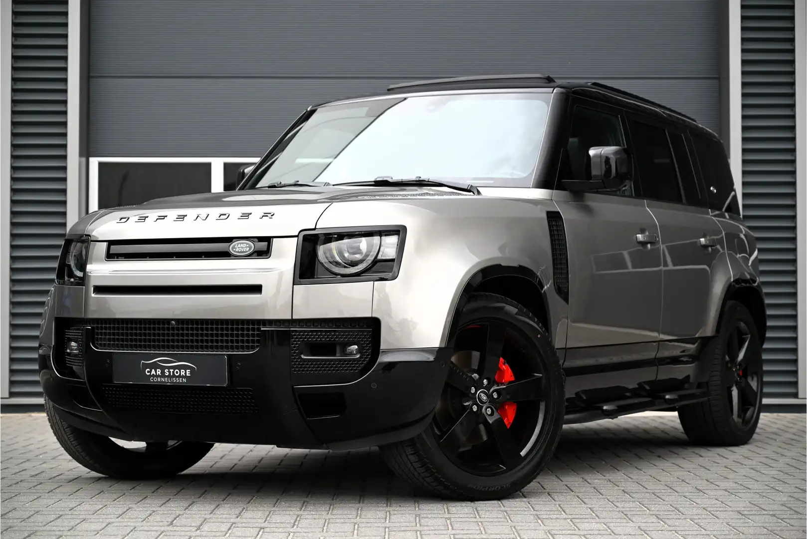 Land Rover Defender 110 2.0 P400e 110 X-DYNAMIC / PANO / 360 CAMERA / Grijs - 1