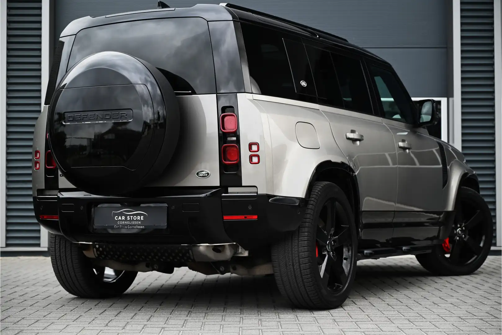 Land Rover Defender 110 2.0 P400e 110 X-DYNAMIC / PANO / 360 CAMERA / Grijs - 2