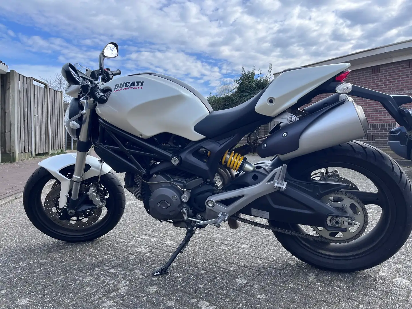 Ducati Monster 696 bijela - 1
