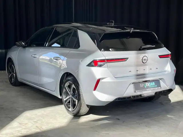 Opel Astra view 3