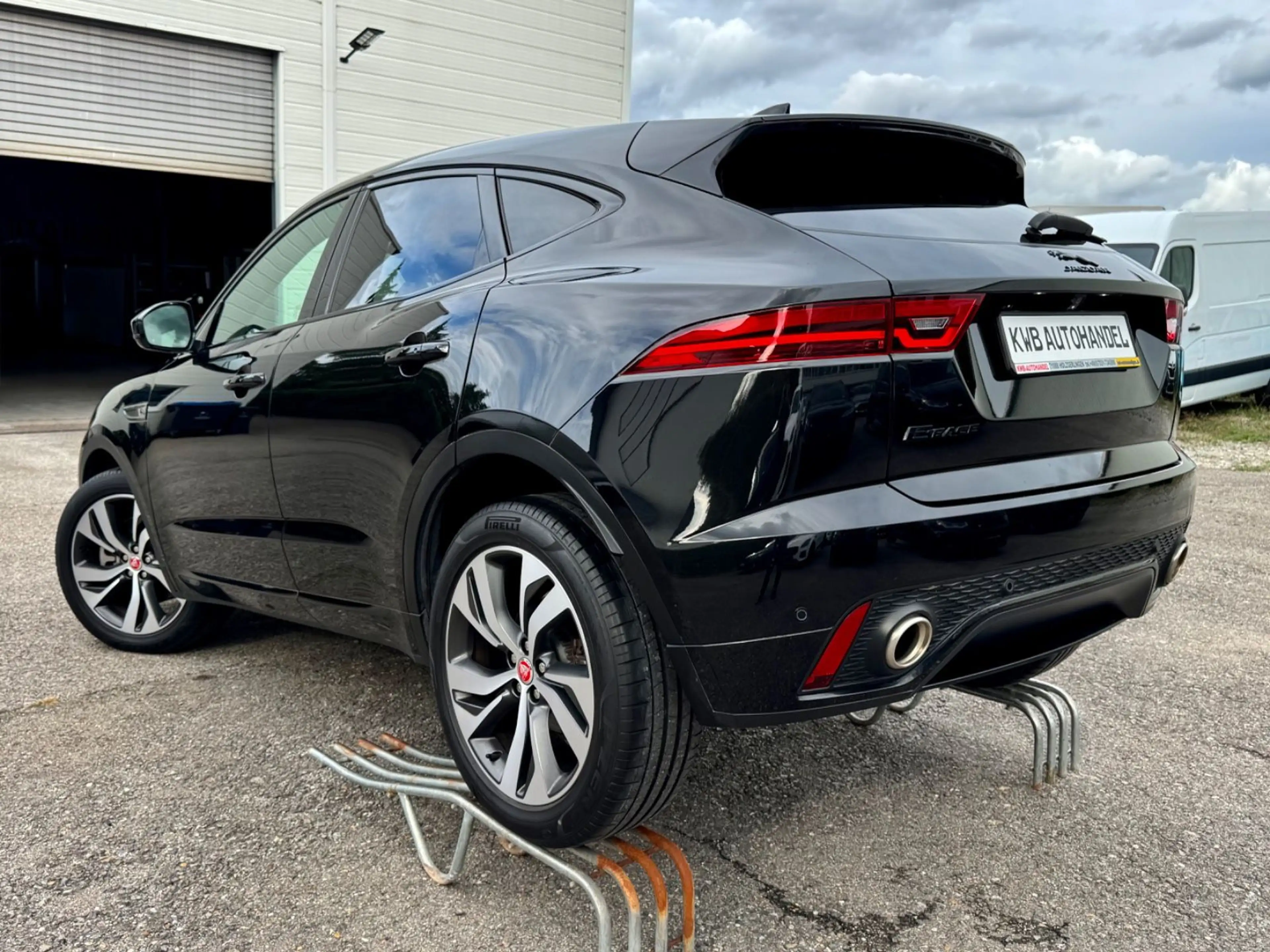Jaguar E-Pace E-PACE R-Dynamic HSE AWD — photo 3