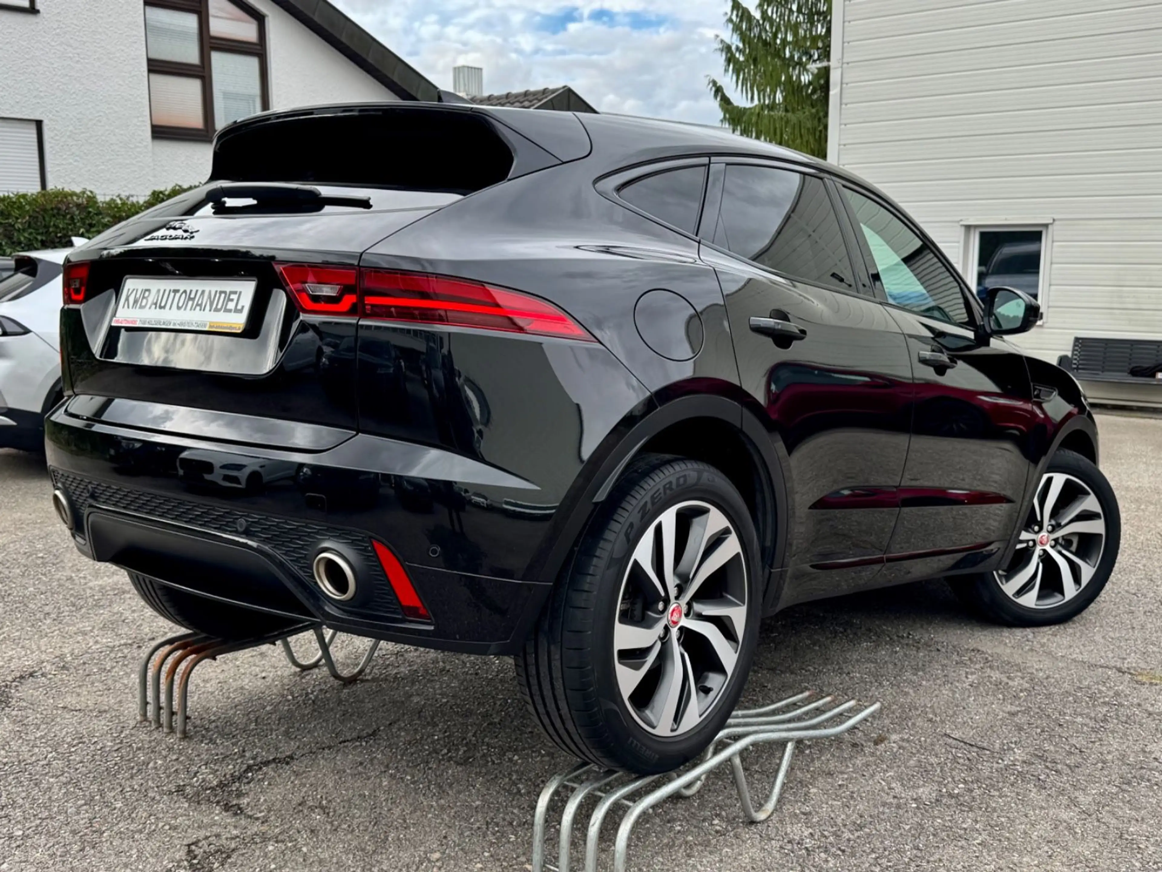 Jaguar E-Pace E-PACE R-Dynamic HSE AWD — photo 5
