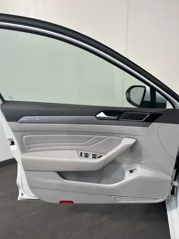 Volkswagen Passat view 8