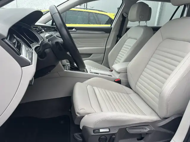 Volkswagen Passat view 11