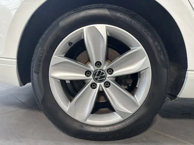 Volkswagen Passat view 3