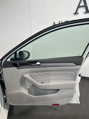Volkswagen Passat view 9