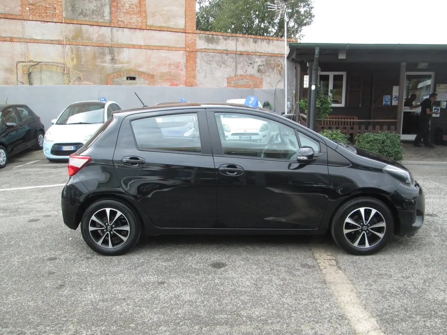 Toyota Yaris Yaris 5p 1.0 Lounge my18 GPL Schwarz - 2